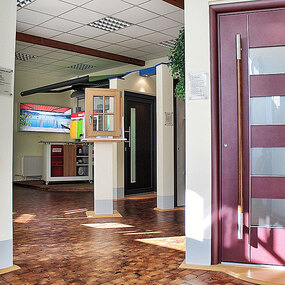 Moderne Ausstellung für Fenster und Haustüren mit verschiedenen Modellen und Designs.