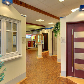 Moderne Ausstellung für Fenster und Haustüren mit verschiedenen Designs und Materialien.