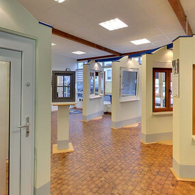 Ausstellung für Fenster und Türen mit verschiedenen Modellen in einem modernen Showroom.